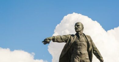 Lenin: cien años del mito revolucionario momificado